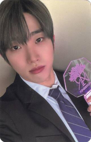 A photocard of Dann holding up the HOK5 lightstick