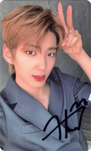 Signed photocard of Hwon making a peace sign