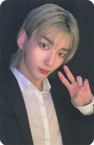 Photocard of Hwon making a peace sign