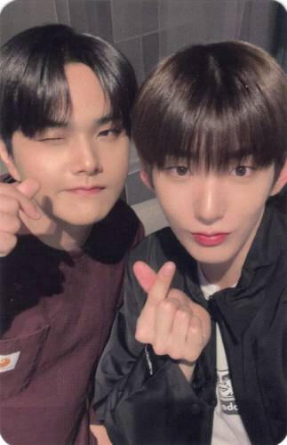 Photocard of Hwon and Jahan making finger hearts