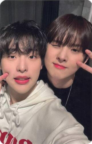 Photocard of Ivan and Mujin making peace signs