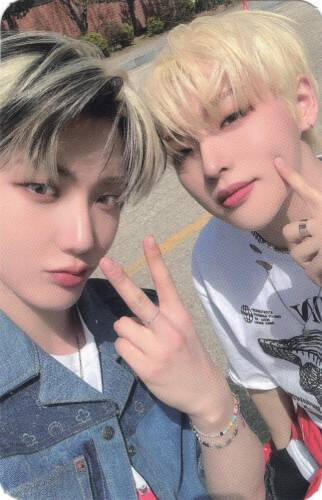 Photocard of Hwon and Mujin making peace signs and poking their cheeks