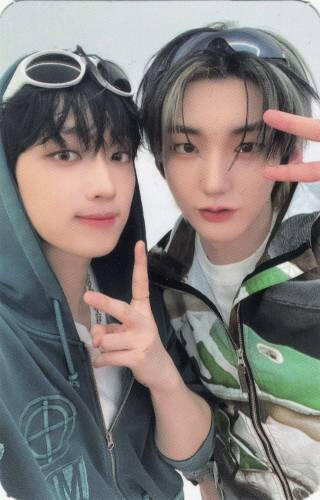 A photocard of Arthur and Hwon making peace signs