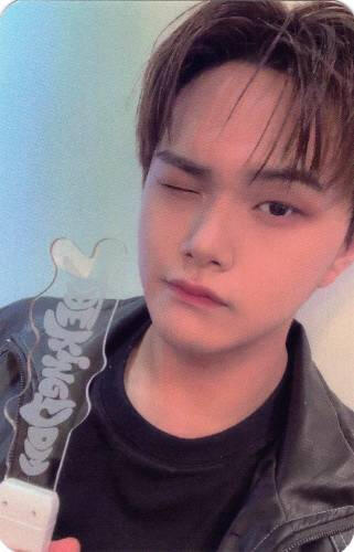 Photocard of Jahan wearing a black leather jacket and winking while holding the Realize lightstick