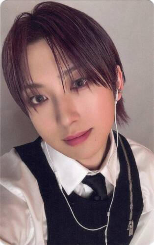 Photocard of Fuma smiling with earbuds in
