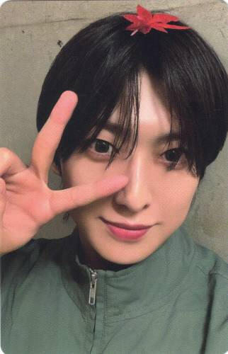 Photocard of Fuma making a peace sign with a leaf on his head