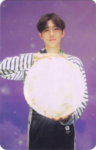 Photocard of Fuma holding a glowing moon prop