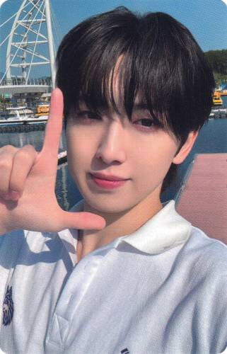 Photocard of Fuma making an L with his hand