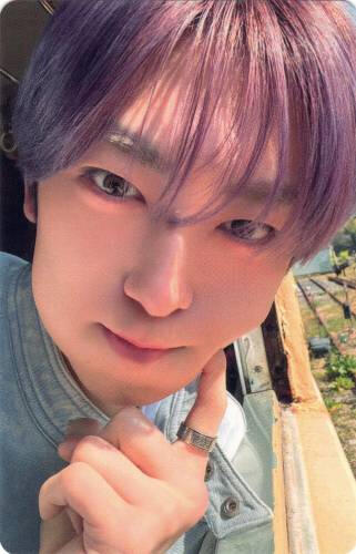 A photocard of Fuma poking his cheek