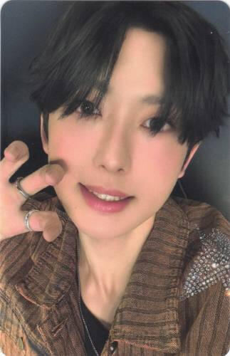 Photocard of Fuma making a clawed hand and a toothy smile
