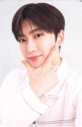 Photocard of Fuma doing a checkmark under his chin