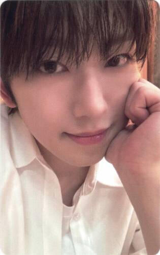 Photocard of Fuma resting his face on his hand with a smile