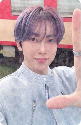 Photocard of Fuma framing the camera with an "L" shaped hand