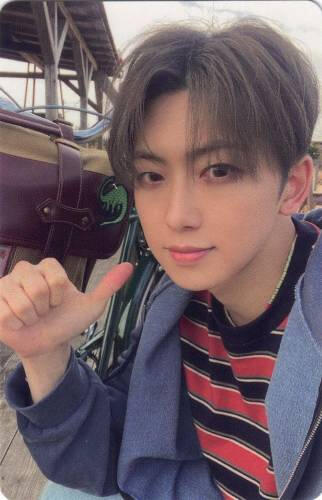 Photocard of Fuma pointing back with his thumb