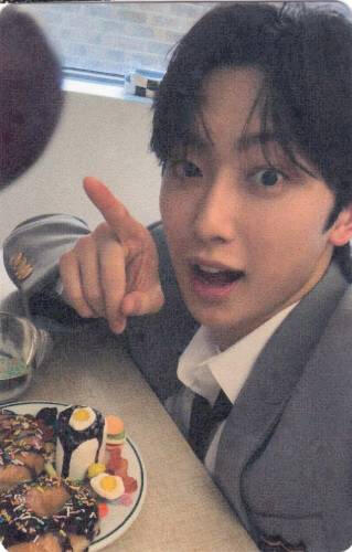 Photocard of Fuma pointing at a plate of food with an open mouth