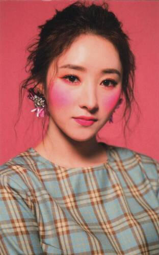 Photocard of Sua with dramatic blush staring at the camera