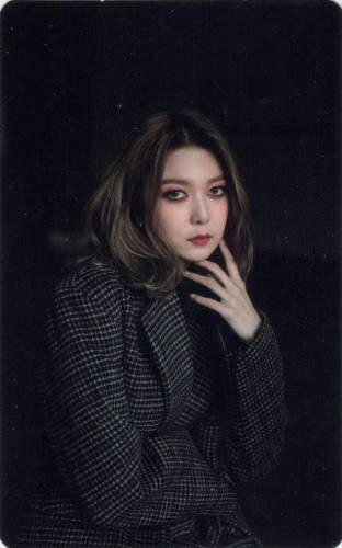 Photocard of Dami in a black suit jacket resting her hand on her face