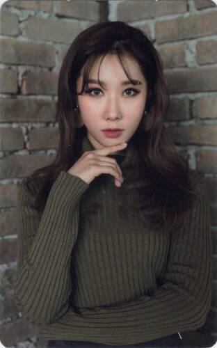 Photocard of Handong wearing a green turtleneck sweater and staring at the camera