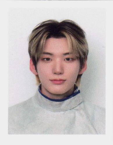 Small ID picture of Hwon in fencing gear