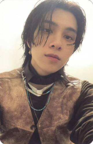 Photocard of Hendery looking down at the camera