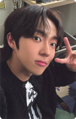 Photocard of Taegyu of Dragon Pony making a peace sign