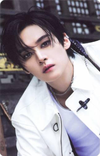 Photocard of Leeknow with an arrow on his shoulder