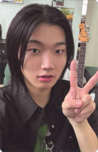 Photocard of Ganghun of Dragon Pony making a peace sign