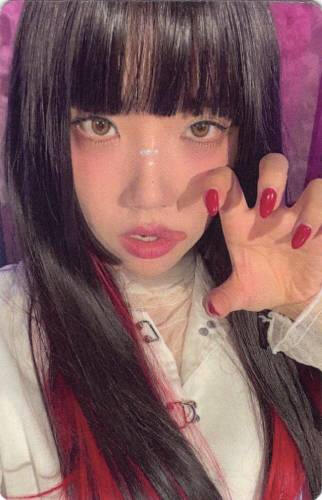 Photocard of Arang from Tothey making a clawed hand
