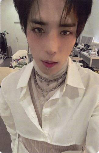 Photocard of Seunghyuk looking at the camera