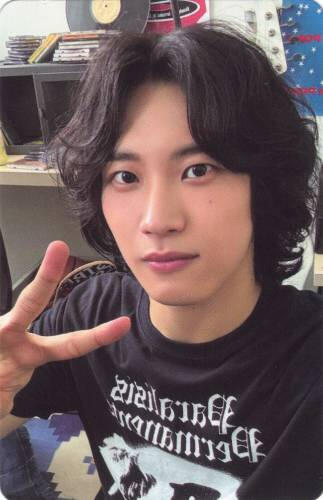 Photocard of Sunghyun of Dragon Pony making a peace sign