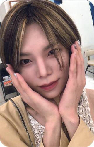 Photocard of Ijun cupping his face and smiling