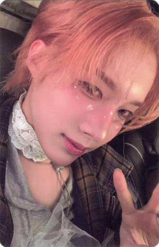 Photocard of Rui making a peace sign