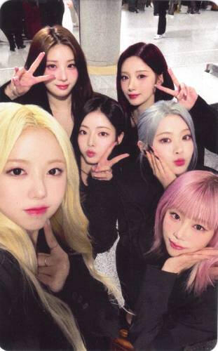 Group photocard of Purple Kiss making peace signs