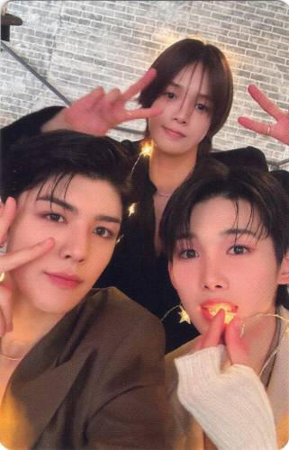 Photocard of Jo, Maki, and Yudai making peace signs while Jo pretends to eat a star light