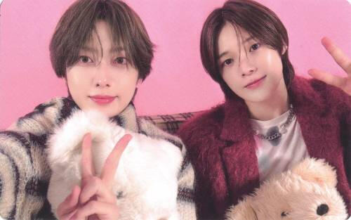 Photocard of Fuma and Yudai making peace signs with teddy bears in their lap