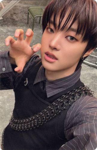 Photocard of Euijoo making a clawed hand