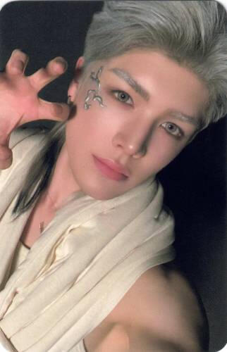 Photocard of Maki with silver hair holding up a clawed hand