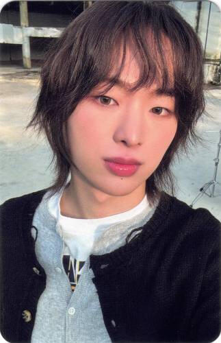 Photocard of Sehyuk looking at the camera